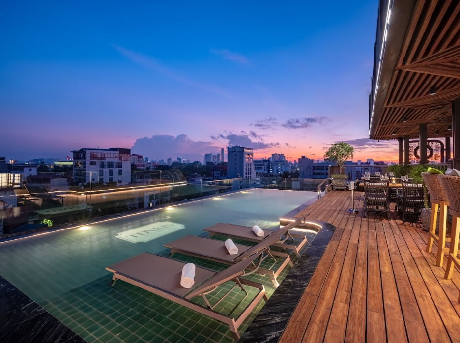 La Mejor Hotel & Sky Bar - không gian thư giãn với hồ bơi vô cực và tầm nhìn tuyệt đẹp ra toàn cảnh thành phố